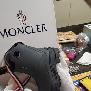 Moncler Nwt. Flash $350